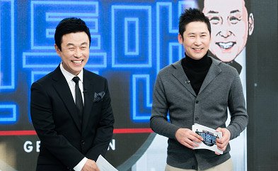 이영돈 PD(왼쪽)가 방송인 신동엽의 감쪽같은 연기가 돋보인 몰래 카메라로 진땀을 뺐다. / 채널A 제공