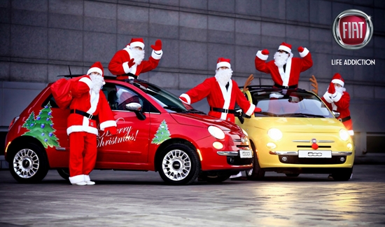 피아트 친퀘첸토가 루돌프로 변신해 홍대, 가로수길, 이태원, 강남역 등지에서 카퍼레이드를 벌였다./피아트 제공