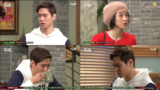 배우 고경표가(왼쪽, 맨 위) 23일 방송된 케이블채널 tvN 감자별2013QR3에서 동생 서예지에게 타박을 듣고 있다./케이블채널 tvN 감자별2013QR3 방송 화면 캡처