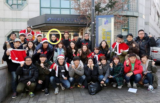 배우 박시연(노란색 원으로 표시)이 최근 소속사 식구들과 함께 봉사활동 인증사진을 공개해 눈길을 끈다./디딤531 제공