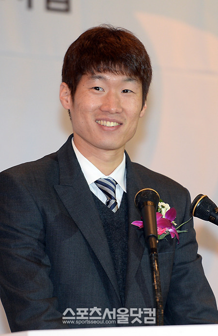 박지성이 26일 오전 경기도 수원월드컵경기장에서 열린 JS파운데이션 대학생 장학금 전달식에서 인사말을 하고 있다. / 임영무 기자