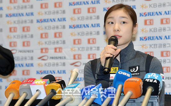 골든 스핀 오브 자그레브 대회에서 우승한 피겨 여왕 김연아가 지난 9일 인천국제공항을 통해 귀국한 뒤 가진 기자회견에서 취재진의 질문에 답하고 있다./인천국제공항=문병희 기자