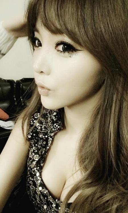 홍진영이 노출 사진을 올려 눈길을 끌고 있다. / 홍진영 트위터