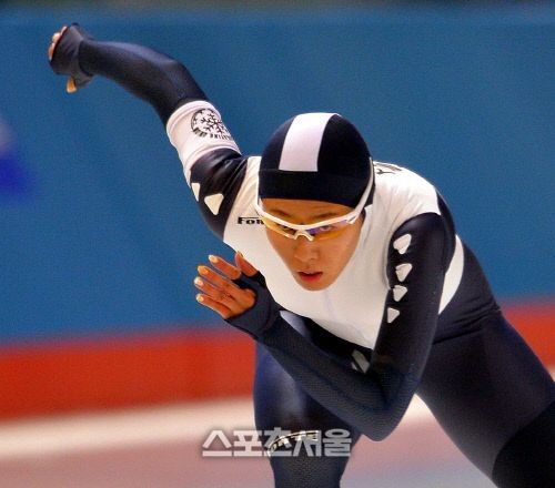 이상화가 올 시즌에만 세 차례 세계신기록을 경신하며 우뚝 섰다. / 스포츠서울 DB