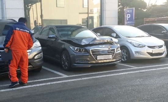 지난달 출시된 현대자동차 신형 제네시스가 시승 중 사고로 서비스센터에 입고됐다./제네시스 동호회 게시판