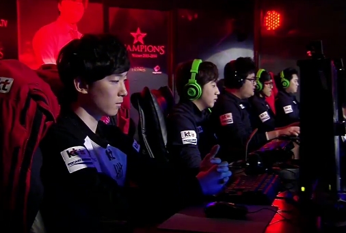 KT 불리츠가 27일 용산 e스포츠상설경기장에서 열린 판도라TV 리그오브레전드 챔피언스 윈터 2013- 2014 8강 CJ 엔투스 블레이즈와 8강 2경기에서 서포터 원상연 애니의 기막힌 선제공격을 앞세워 2경기 승리, 경기를 원점으로 되돌려 놨다./온게임넷 캡처