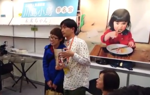 미라이짱이 주목받고 있는 가운데 미라이짱의 작가(오른쪽)가 일본 현지에서 사인회를 열어 팬들과 기념사진을 찍고 있다. / 유튜브 캡처