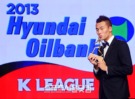 2013 현대오일뱅크 K리그 대상 시상식이 지난 3일 오후 서울 서대문구 홍은동 그랜드힐튼호텔 컨벤션센터에서 열린 가운데 K리그 클래식 MVP를 수상한 울산 현대 김신욱이 포토타임을 갖고 있다. / 홍은동=배정한 기자