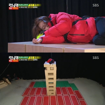 런닝맨에 출연중이 송지효가 7m 높이 젠가의 꼭대기에서 잠이 들어 시청자들을 놀라게 했다. / SBS 방송화면 캡처