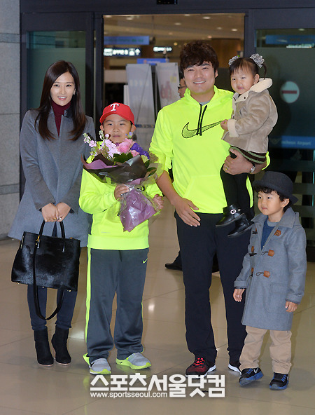 추신수가 가족과 함께 포토타임을 갖고 있다. / 인천국제공항 = 문병희 기자