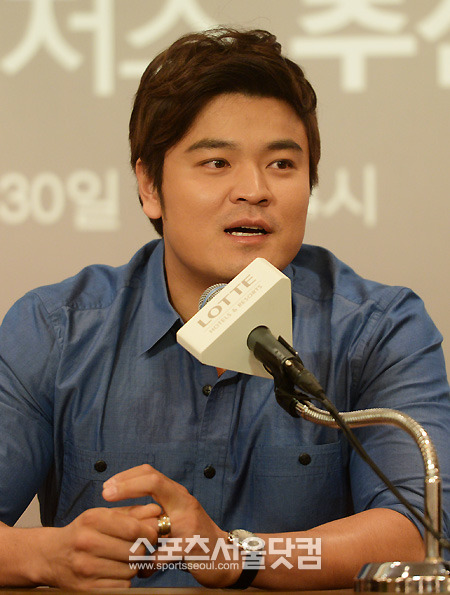 미국 메이저리그 텍사스 레인저스의 추신수가 30일 서울 중구 소공동 롯데호텔 사파이어볼서 기자회견을 갖고 있다. /소공동=최용민 기자