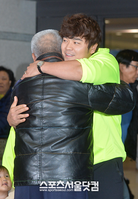 추신수(오른쪽)가 아버지 추소민 씨와 포옹을 나누고 있다. / 인천국제공항 = 문병희 기자