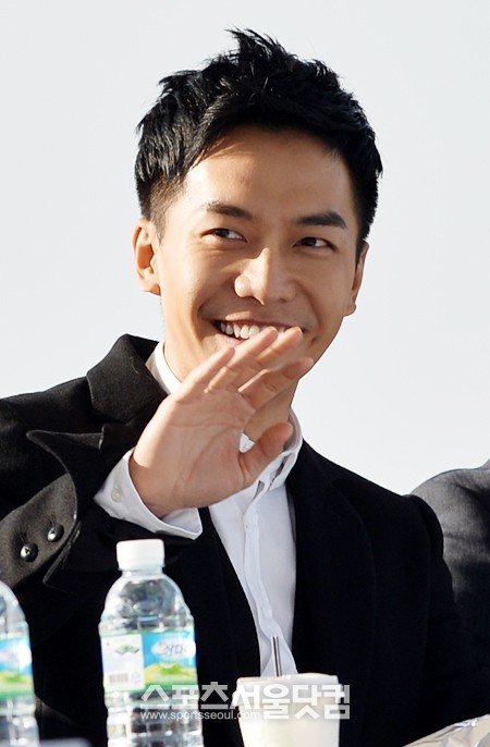 가수 겸 배우 이승기 측이 SBS 드라마 너희들은 포위됐다에 출연한다는 보도에 대해 결정된 바 없다고 밝혔다./최진석 기자