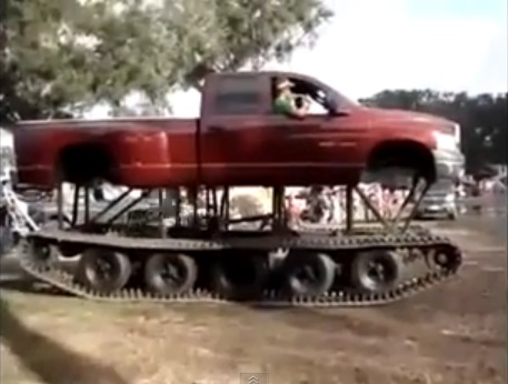 최근 동영상 전문사이트 유튜브에는 신기한 자동차라는 제목의 영상이 올라왔다. 이 영상에는 자동차와 탱크의 궤도가 결합한 신개념(?)자동차가 담겨있다./유튜브 영상 캡처