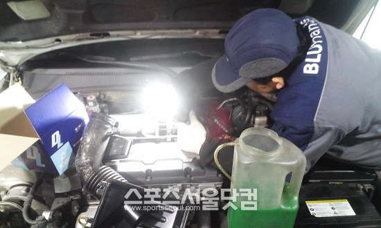 지난해 12월31일 서울의 한 정비업체에서 정비사가 자동차를 수리하고 있다. 자동차 정비사들은 겨울철 차량 유지·관리를 위해 미리 차량 점검을 받을 것을 강조했다./신진환 인턴기자