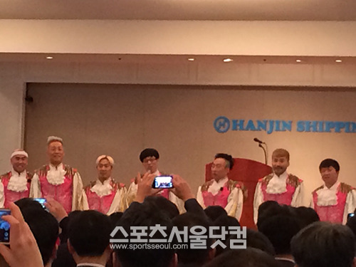 무한도전 멤버 길, 정준하, 하하, 유재석, 박명수, 노홍철, 정형돈(왼쪽부터)이 무한도전 응원단으로 변신해 2일 오전 전 국민 응원을 시작했다. /<더팩트> 독자 제공