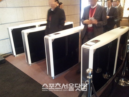이번 신년하레식에는 임직원들의 입장을 돕기위해 4개의 전자식 게이트가 설치됐다.
