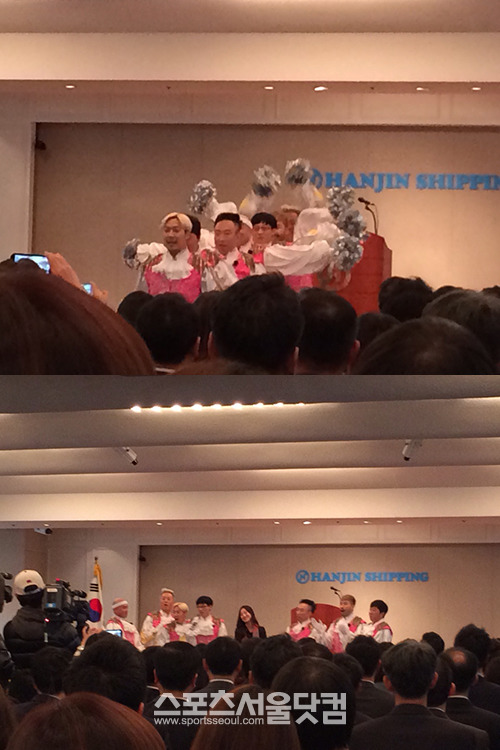 무한도전 멤버들이 2일 오전 여의도에 있는 한진 해운 시무식을 찾아 깜짝 응원을 펼치고 있다. /<더팩트> 독자 제공