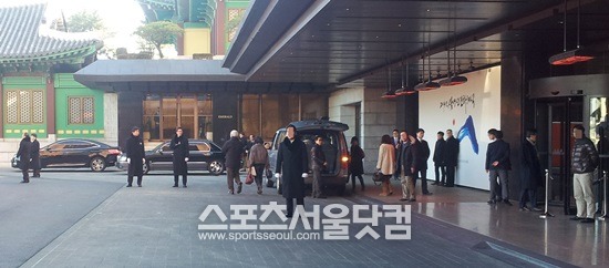 2일 삼성그룹 신년하례식이 서울 장충동 신라호텔에서 열린 가운데 경호요원들이 행사장 주변을 삼엄하게 경계를 서고 있다. / 장충동=송형근 인턴기자