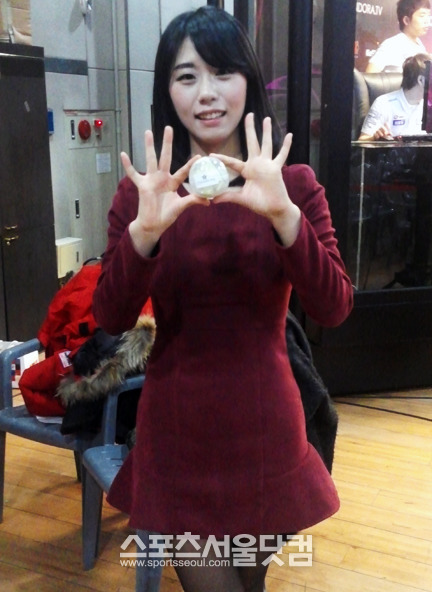 2대 버프걸 이세진이 자신이 쓴 편지와 간식이 든 버프 캡슐을 들고 있다.