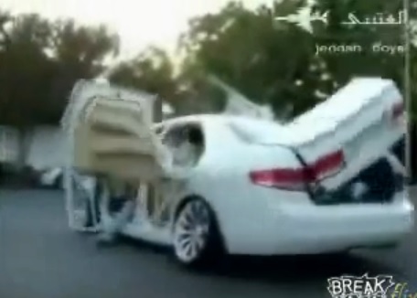 자동차 차 문이 춤추는 멋진 영상이 공개돼 누리꾼의 관심을 끌고 있다. / 유튜브 캡처