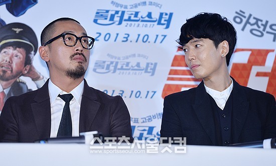 하정우(왼쪽)가 영화 롤러코스터 제작 발표회에서 극 중 정경호 여자 친구의 이름이 수영인 것에 대해 해명하고 있다./최진석 기자