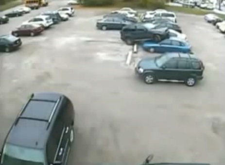 최근 동영상 전문 사이트 유튜브에 김여사 묵사발 주차라는 제목의 영상이 올라왔다. 이 영상에는 주차하려던 차가 운전자 실수로 맞은편에 있던 차량 2대를 올라 타버리는 내용이다./유튜브 영상 캡처