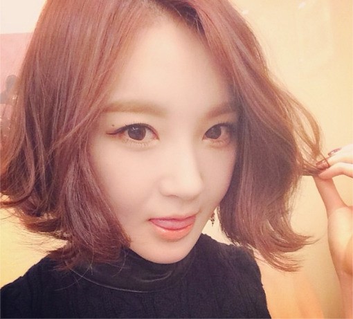 강민경이 단발머리로 변신해 팔색조 매력을 발산했다. /강민경 인스타그램