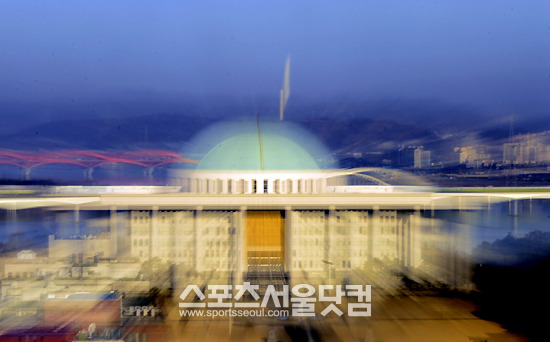 국회가 2년 연속 해를 넘겨 새해 예산안을 처리했다. 갑오년엔 밥값하는 국회를 기대해본다. 사진은 2일 오전 국회를 배경으로 조리개 22에 1.3초간 렌즈 주밍/여의도=이새롬 기자