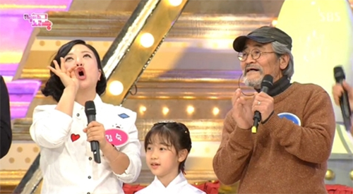 영화 소원의 주인공 아역 이레(가운데)가 5일 방송된 SBS 도전 1000곡에 나와 우승을 따냈다. /SBS 도전 1000곡 방송 캡처