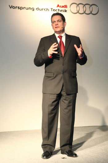 6일 요하네스 타머 아우디 코리아 대표는 서울 삼성동 코엑스에서 프리미엄 콤팩트 세단 뉴 아우디 A3 세단 발표 행사에 참석했다. 그는 프리미엄 콤팩트 세단 시장을 선도하겠다고 포부를 말했다./아우디 코리아 제공