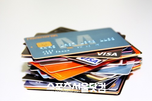 6일 금융권에 따르면 13개 은행·카드사는 최대 일주일이 걸리던 체크카드 결제 취소 환급기간을 바로 다음 날 처리할 수 있도록 업무 절차를 개선했다. / 더팩트DB