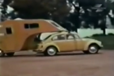 앙증맞은 자동차의 대명사 폭스바겐 비틀이 캠핑카를 끌고 다니는 장면이 공개됐다. / 유튜브 캡처