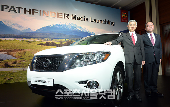 한국닛산은 7일 오전 서울 중구 동호로 신라호텔에서 프리미엄 패밀리 SUV 패스파인더를 공개했다. 켄이치 츠카다(왼쪽) 닛산 자동차 SUV 제품 총괄 책임자와 다케히코 키쿠치 한국닛산 대표이사가 차량 옆에서 포즈를 취하고 있다./임영무 기자