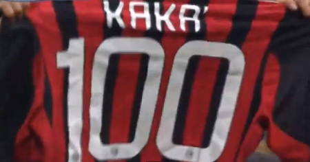 카카가 7일 새벽 아탈란타와 홈 경기서 AC 밀란 소속으로 100호골을 넣은 뒤 등번호 100이 새긴 유니폼을 들고 기뻐하고 있다. / 유튜브 영상 캡처