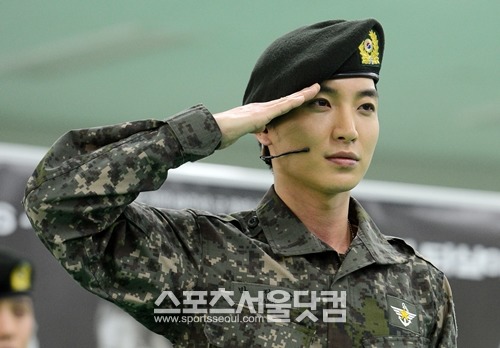 이특 아버지와 조부모의 사망 소식과 함께 이특의 부친이 생전에 아들에게 남긴 편지가 주목 받고 있다. / 더팩트DB