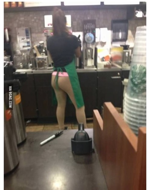 살 색 레깅스를 입은 스타벅스 직원이 커피를 만들고 있다. / 온라인 커뮤니티