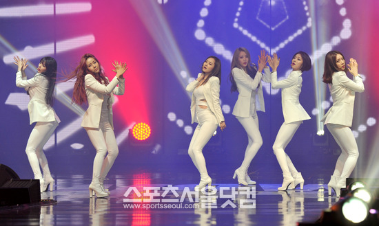 달샤벳을 노출을 강조하기보다 여성스러운 성숙미를 퍼포먼스에서 보여주고 있다. / 김슬기 인턴기자