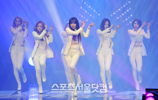 달샤벳이 쇼케이스 무대에서 신곡 B.B.B를 열창하며 섹시미를 뽐내고 있다.