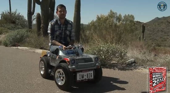 세계에서 가장 작은 자동차가 찍힌 동영상이 누리꾼의 관심을 끌고 있다. / 유튜브 캡처