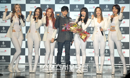 달샤벳이 임시완과 함께 파이팅을 외치며 새 앨범 대박을 기원하고 있다. / 김슬기 인턴기자