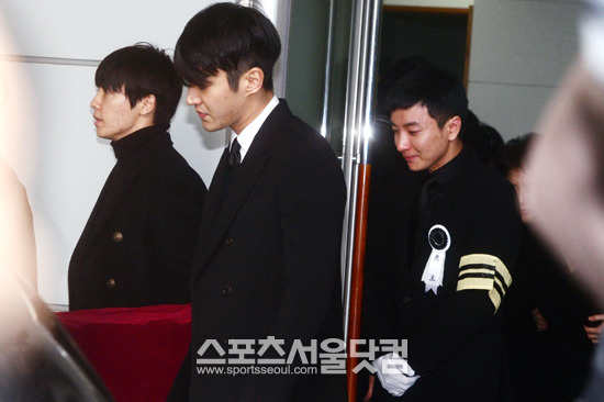 슈퍼주니어 멤버들은 고인의 관을 옮기며 이특의 슬픔을 함께 나눴다. / 구로=남윤호 기자