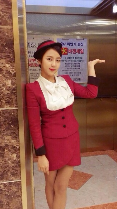 예원이 엘리베이터 안내원 복장을 완벽하게 소화했다. /예원 트위터