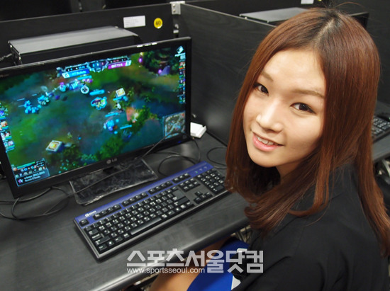 송채림 씨가 선호하는 챔피언은 쓰레쉬와 케이틀린이다. 그는 원거리 캐릭터를 선호한다며 플래티넘에 가는 것이 목표라고 말했다.