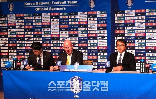 안툰 두 차티니어 코치(왼쪽 두번째)가 9일 오후 서울 종로구 아산정책연구원에서 열린 기자회견에서 소감을 밝히고 있다. / 아산정책연구원 = 이현용 인턴기자