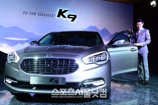 기아자동차가 크롬 격자 형상의 라디에어터 그릴이 적용된 2014년형 K9을 9일 출시했다./남윤호 기자