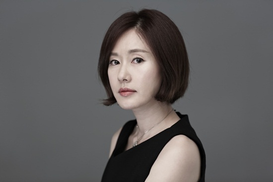 김지수가 40대 여배우로서 결혼과 나이의 의미에 대해 소신을 밝히고 있다./나무엑터스 제공