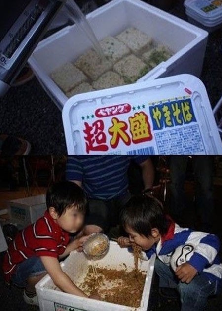 거대한 컵라면 사진이 인기다. / 온라인 커뮤니티