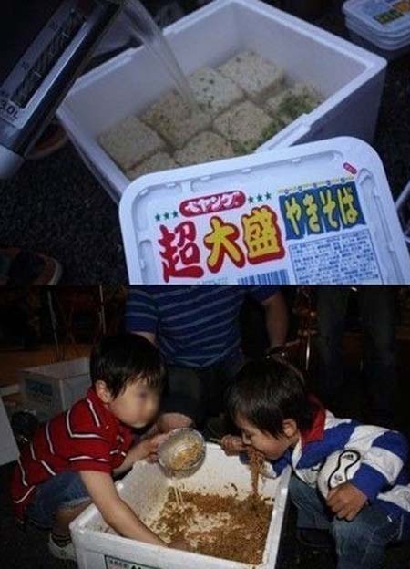 거대한 컵라면 사진이 눈길을 끌고 있다. / 온라인 커뮤니티