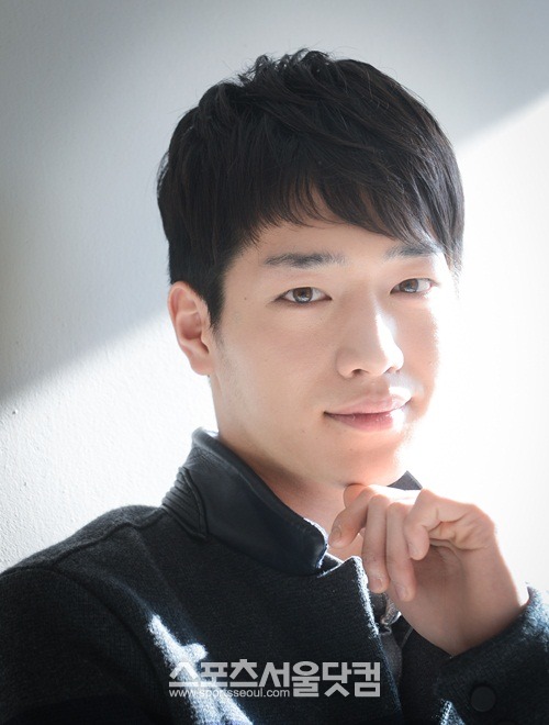 서강준이 훌륭한 비주얼에 친근한 매력을 더하며 스펙트럼 넓은 20대 남자 배우의 탄생을 예고하고 있다./이효균 기자